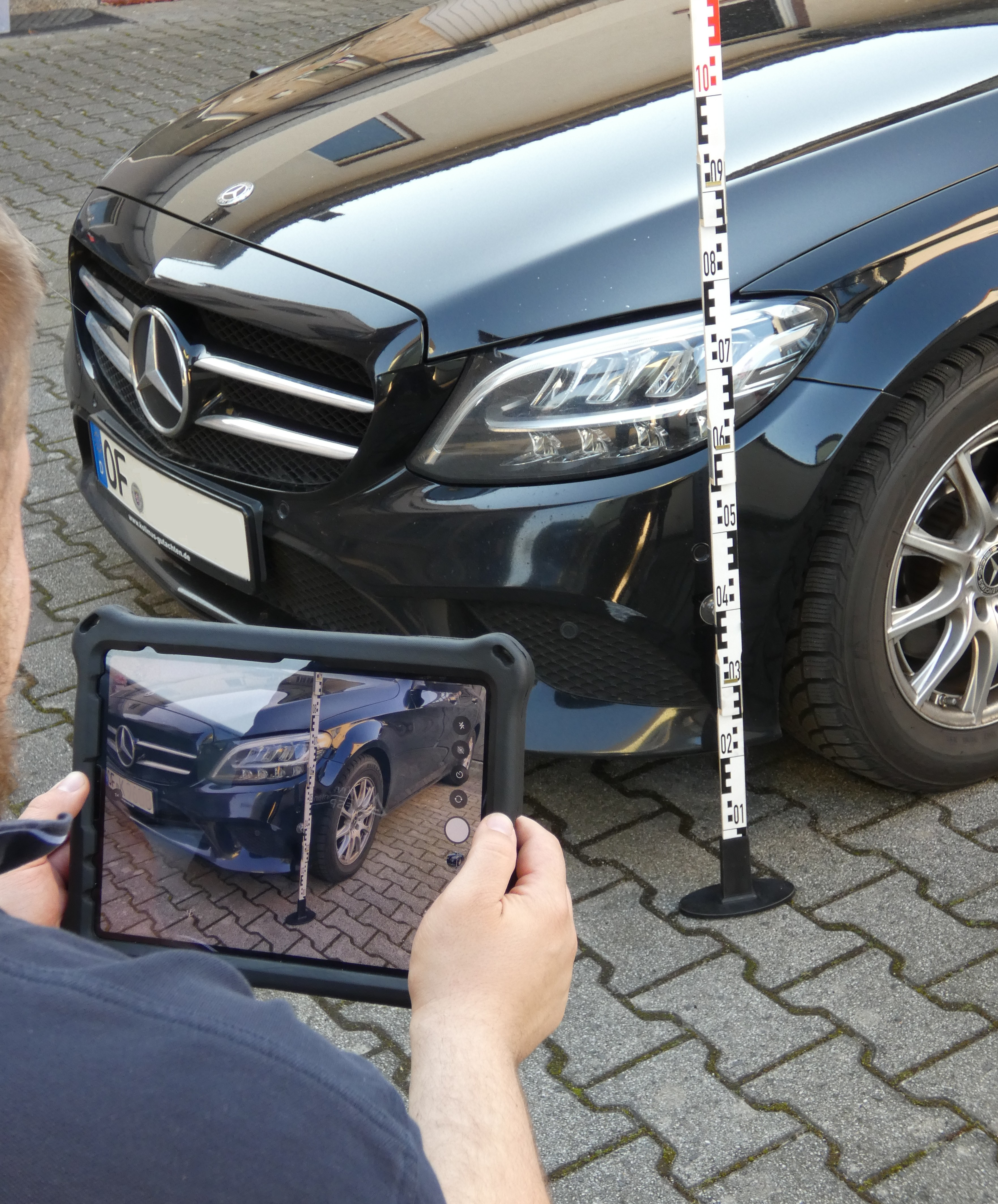 KFZ-Gutachter bei der Fahrzeugbegutachtung